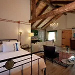 Dachas Cove Hotel *